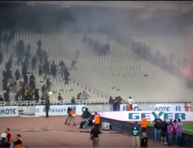 Οπαδός της ΑΕΚ χτυπάει ball boy για να του πάρει τη μπάλα! - Στον τελικό Κυπέλλου (βίντεο)